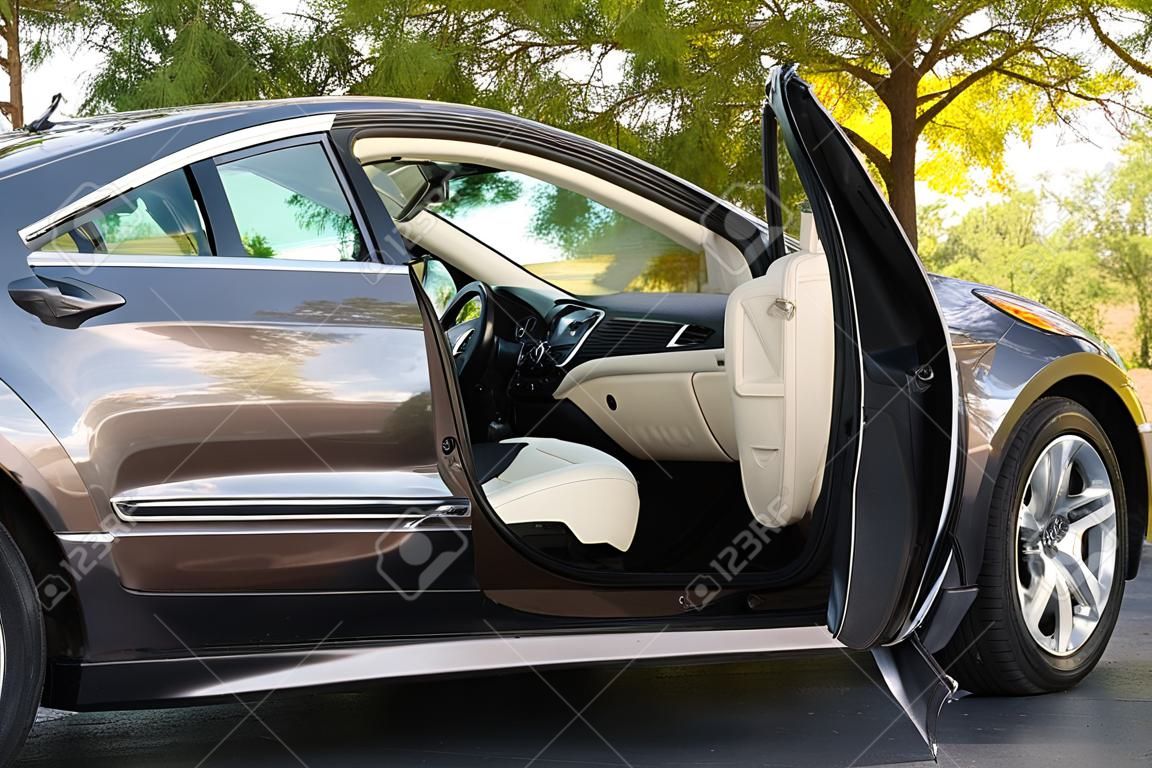 Современный автомобиль с открытой дверью, на открытом воздухе