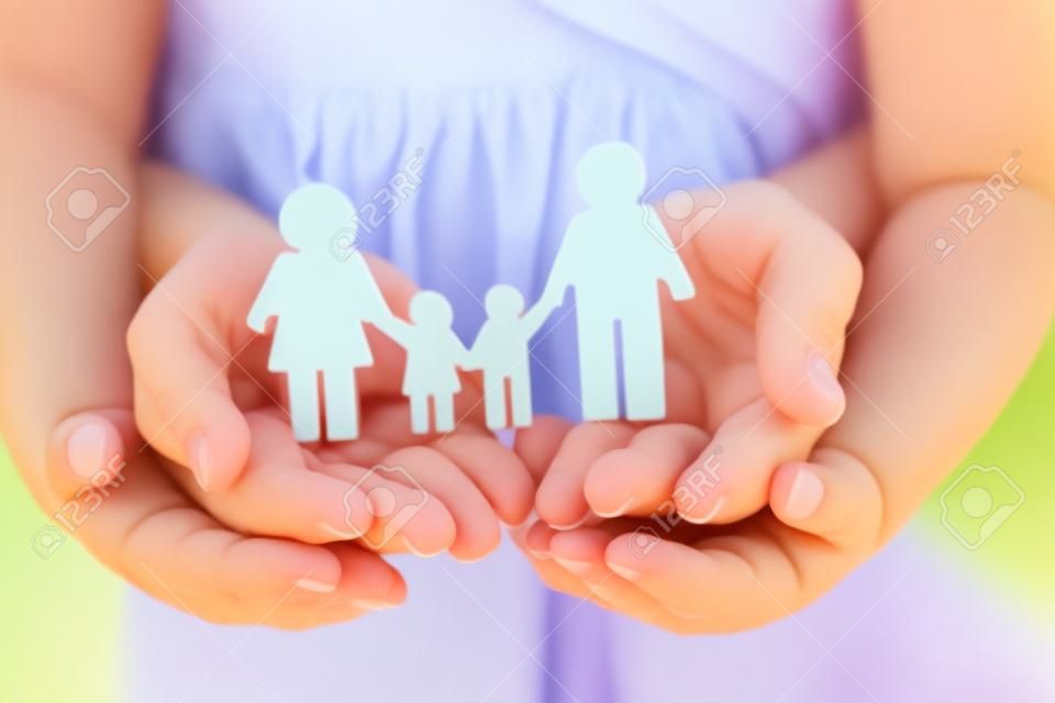 Concept de famille unie - figures de parents et d'enfants dans les mains des filles et des mères