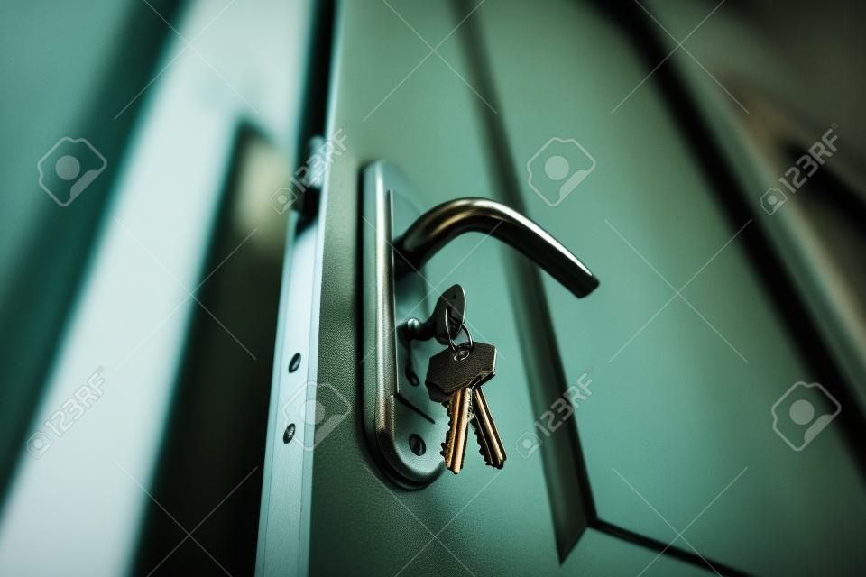Perilla de puerta de metal y llaves closeup