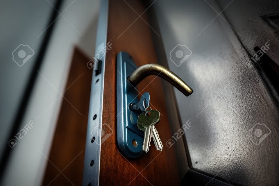 Poignée de porte en métal et gros plan de clés