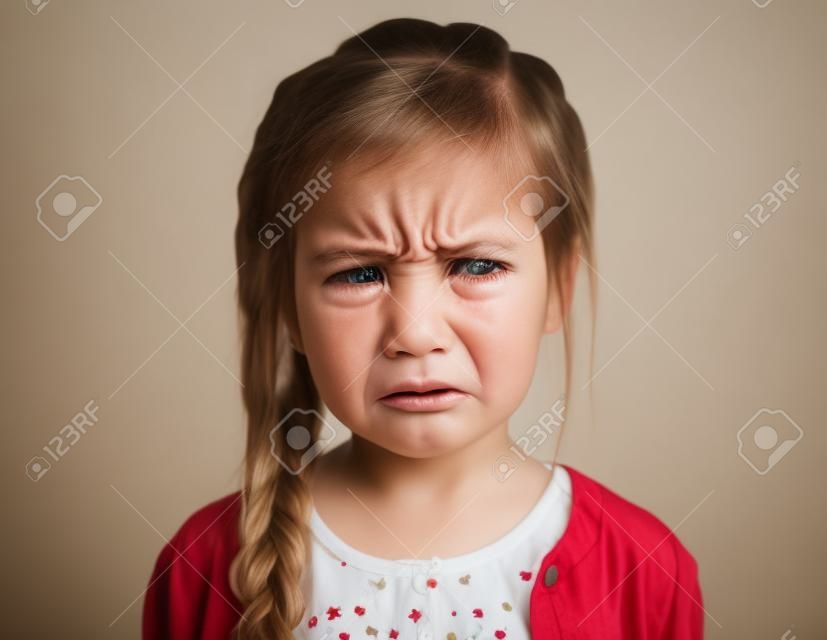 Portret van huilende kleine meisje op witte achtergrond