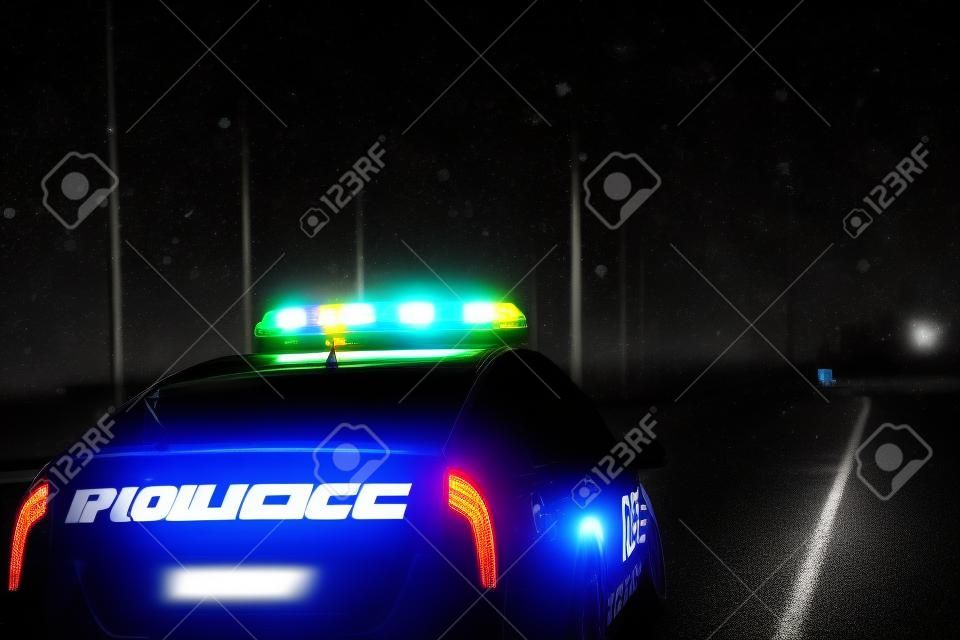 Auto della polizia su strada di notte