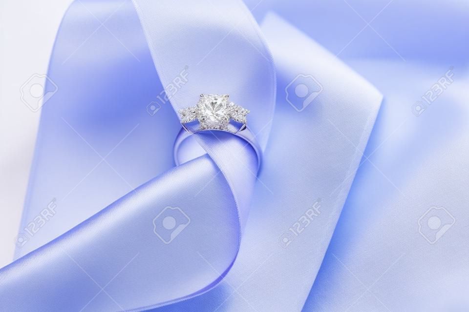 Nastro con bellissimo anello di fidanzamento sul tavolo