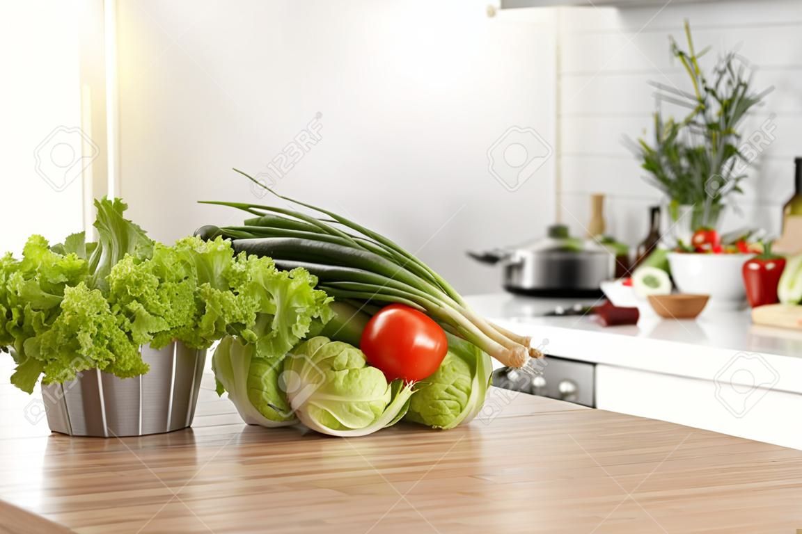 キッチンの木製テーブルに新鮮な野菜