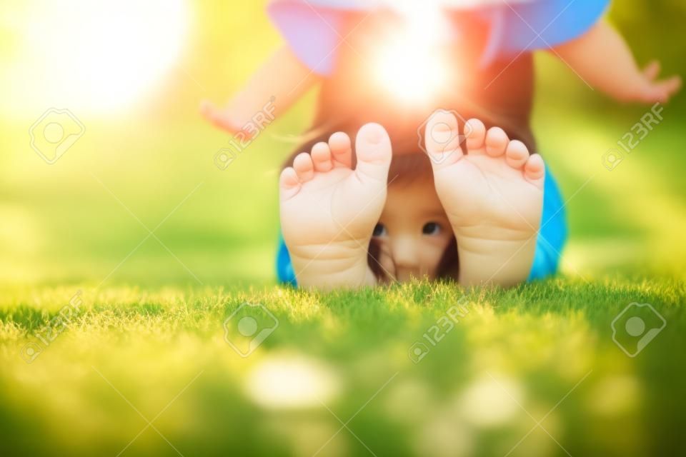 Nettes kleines Mädchen, das sich an einem sonnigen Tag im Park entspannt