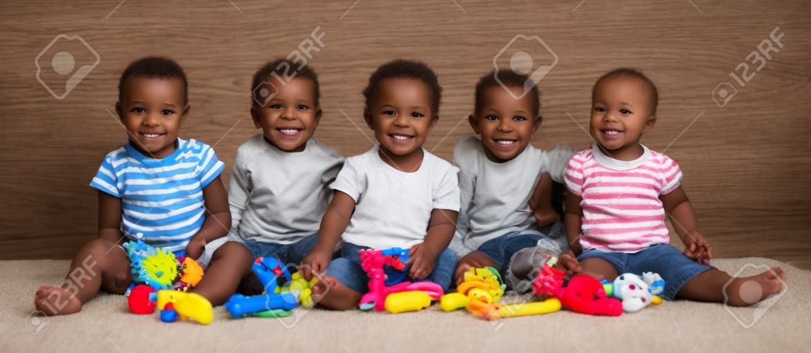 Śliczne małe dzieci na białym tle