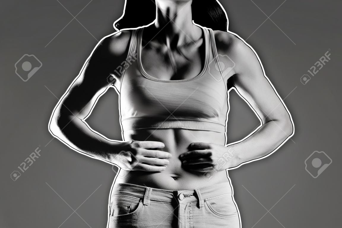 Kranke Frau nach Gewichtsverlust auf grauem Hintergrund. Konzept der Anorexie