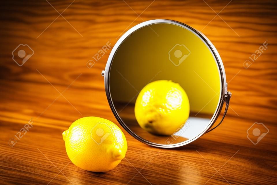 레몬 나무 배경에 거울에 반사를 보고