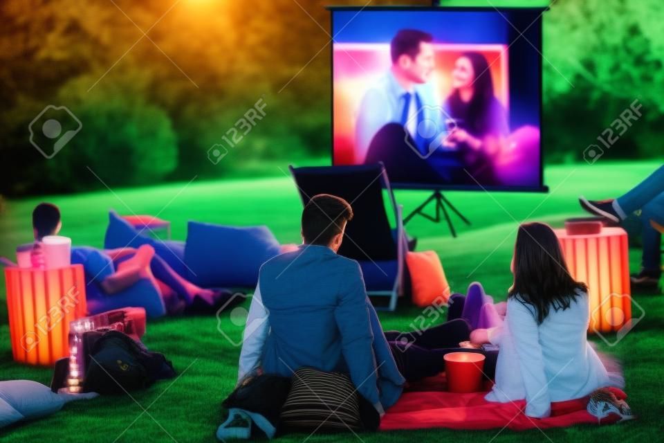 Amici che guardano film nel cinema all'aperto
