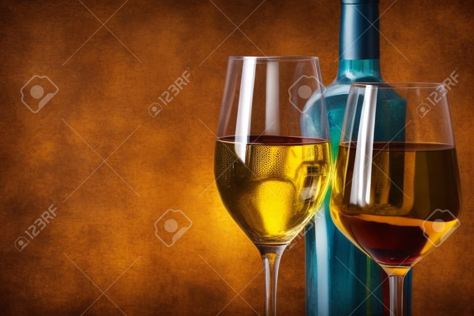 Verres et bouteille de vin savoureux dans le vignoble