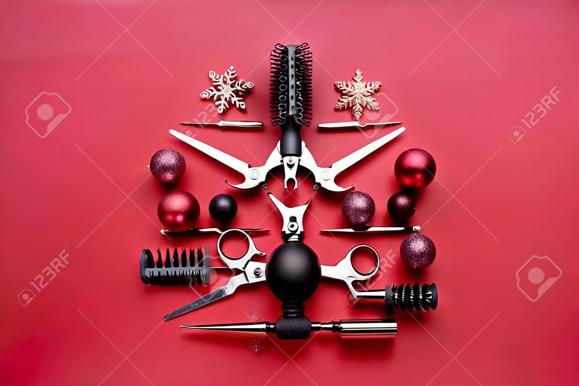 Árvore de Natal bonita feita de ferramentas do cabeleireiro no fundo da cor