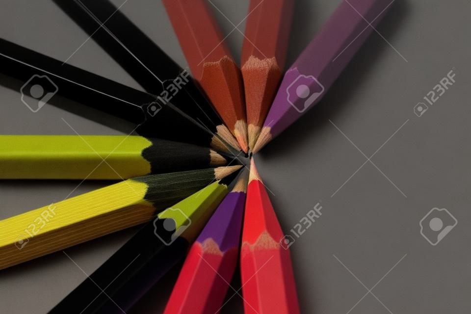 Molte matite su sfondo scuro