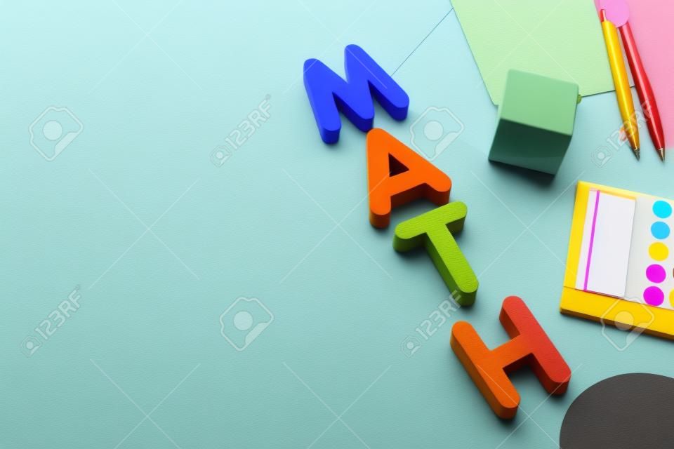 Skład z słowem matematyka i artykuły papiernicze na kolorowym tle