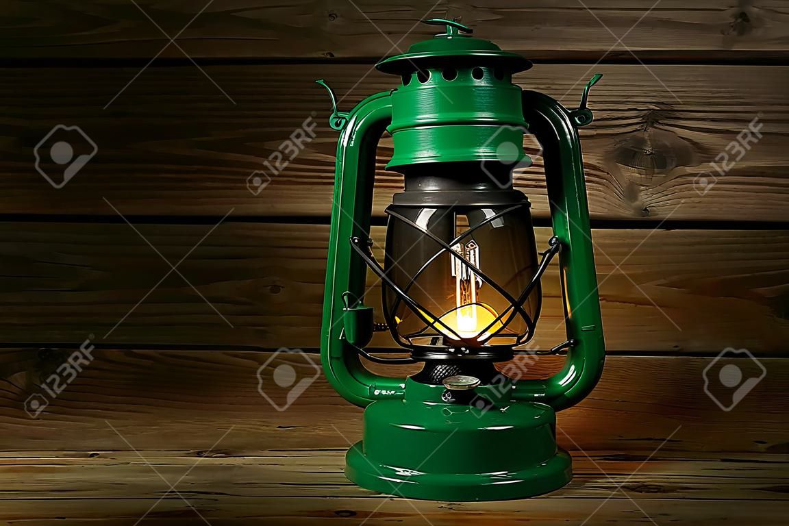 Lámpara retro verde sobre fondo de madera