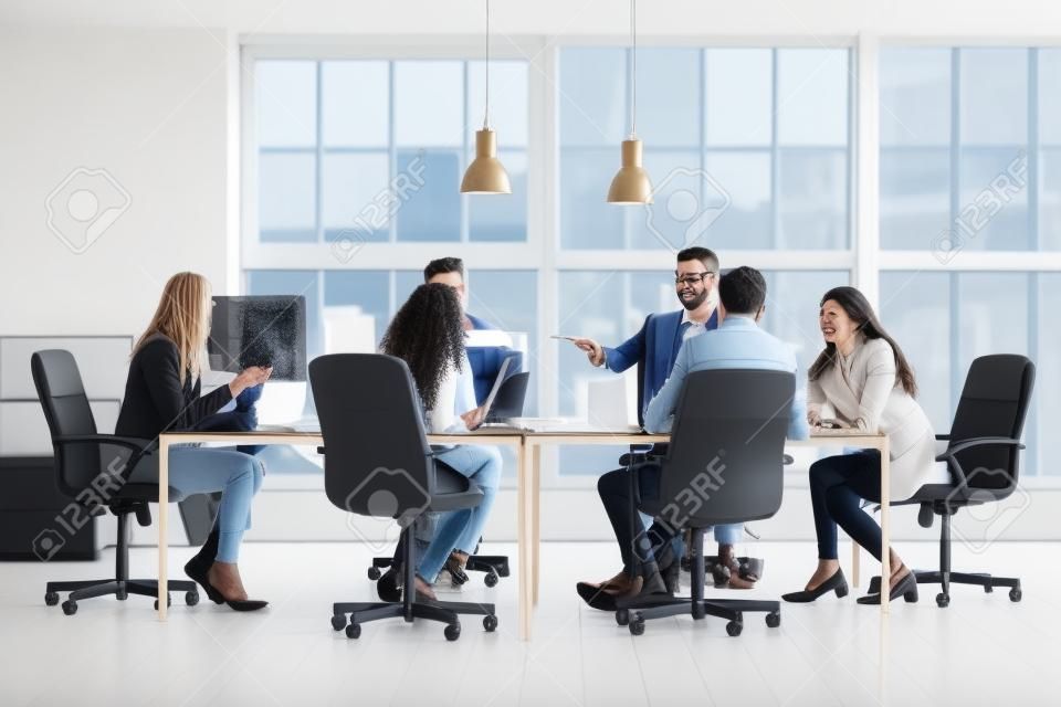 Colleghi di lavoro che hanno una riunione online in ufficio