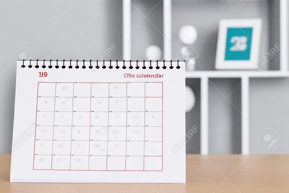 Voltear el calendario de papel sobre la mesa en la oficina