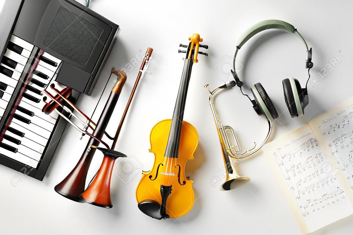 Diferentes instrumentos musicales y notas musicales sobre fondo claro.