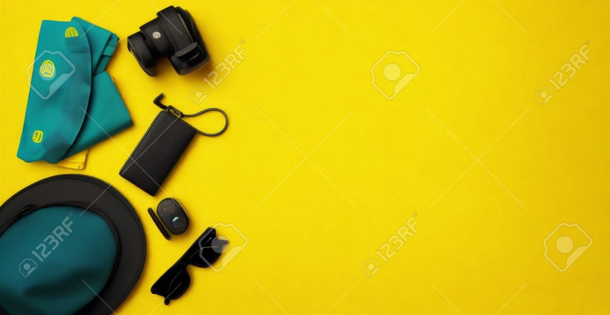Reis accessoires op intense gele achtergrond.