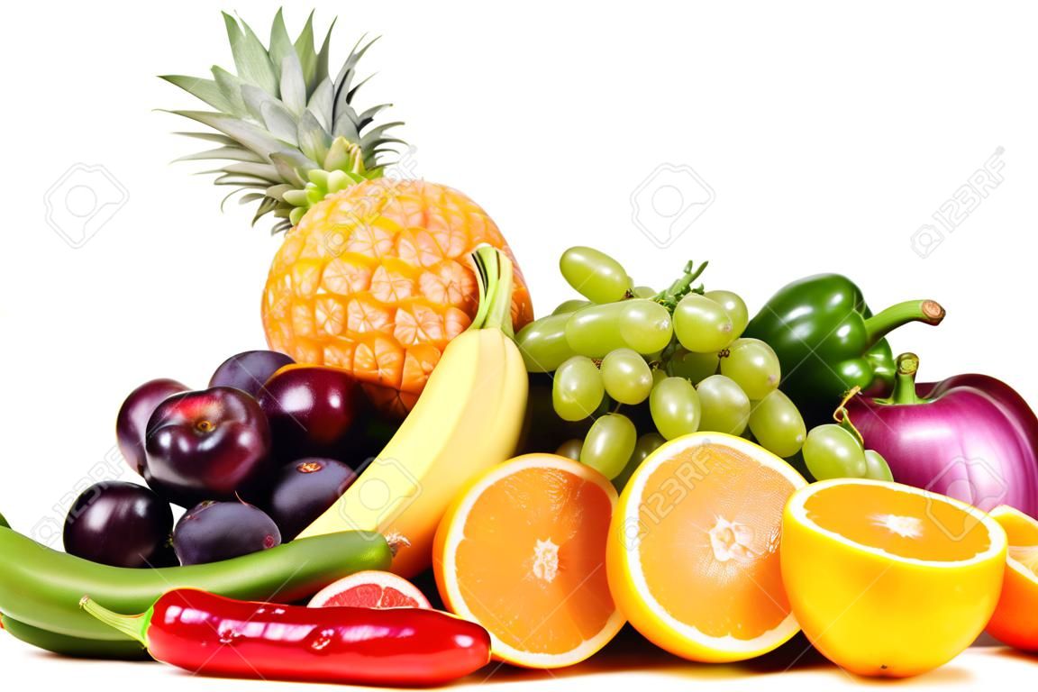 水果和蔬菜孤立在一個白色背景