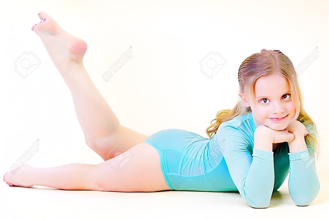 Jeune fille en bleu avec gymnastyc ball