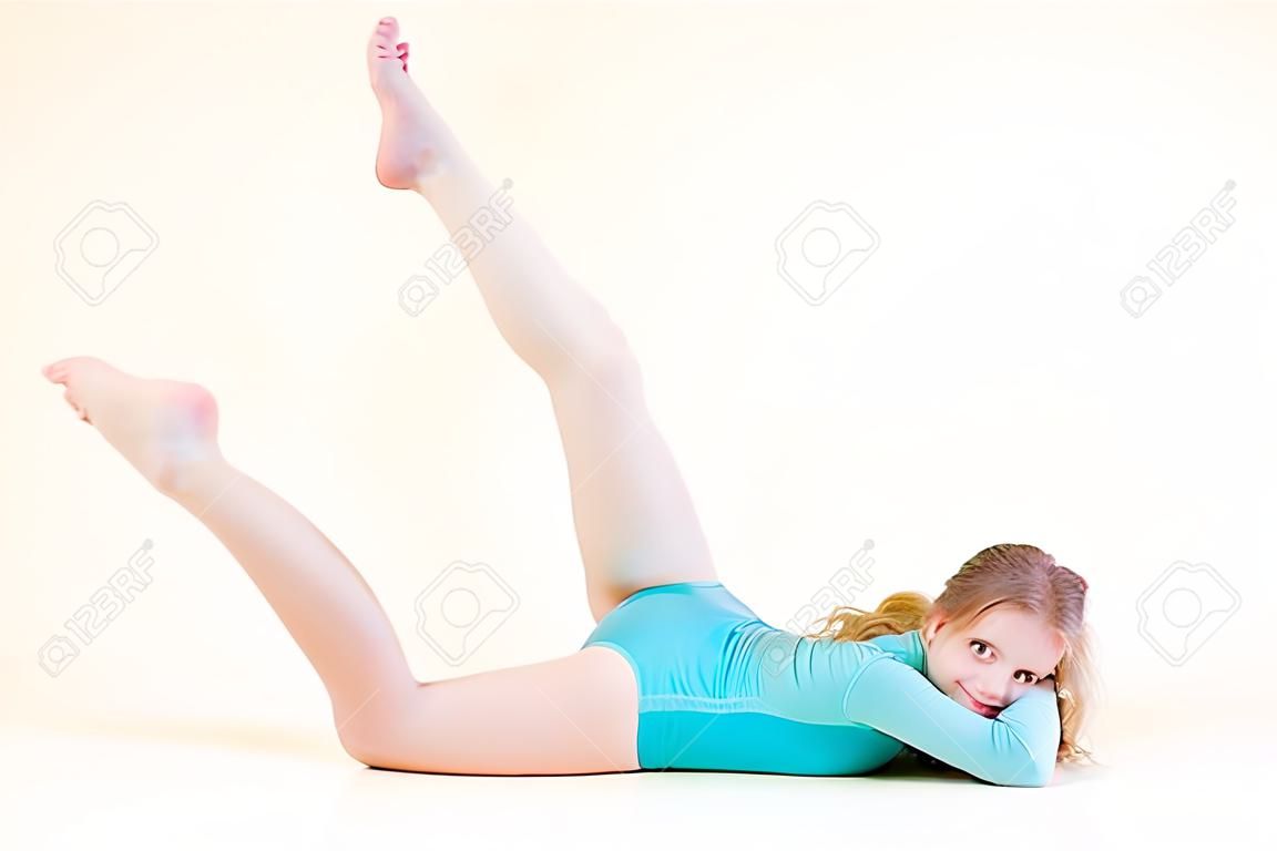 Jeune fille en bleu avec gymnastyc ball