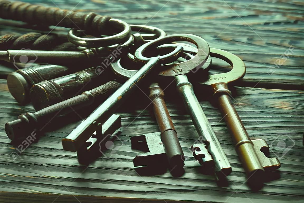 Un manojo de llaves antiguas en una tabla de madera