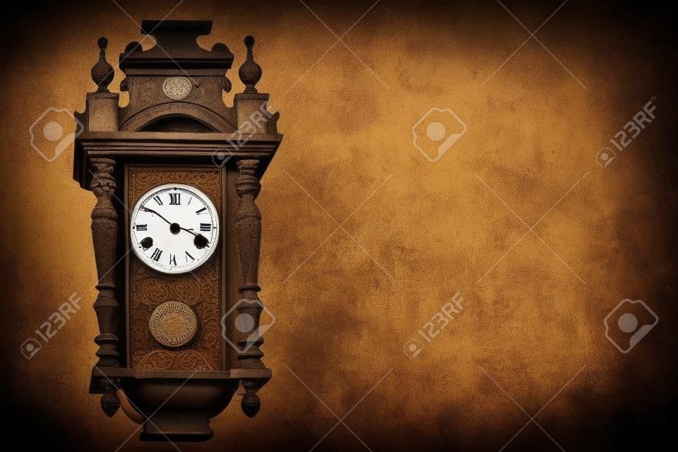Oude vintage klok hangen aan een stenen muur in de kamer
