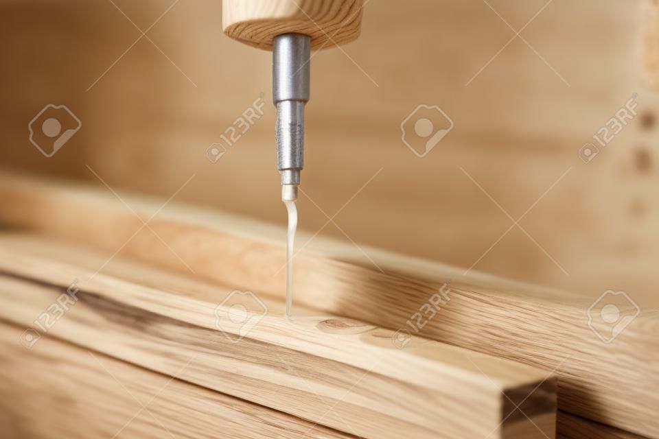 nałóż klej na drzewo. przyklej drewnianą deskę. przyklej drewniany blat. stolarka.