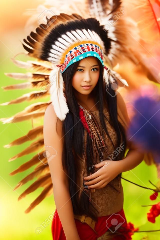 Menina bonita em um terno do índio americano. Em dia ensolarado