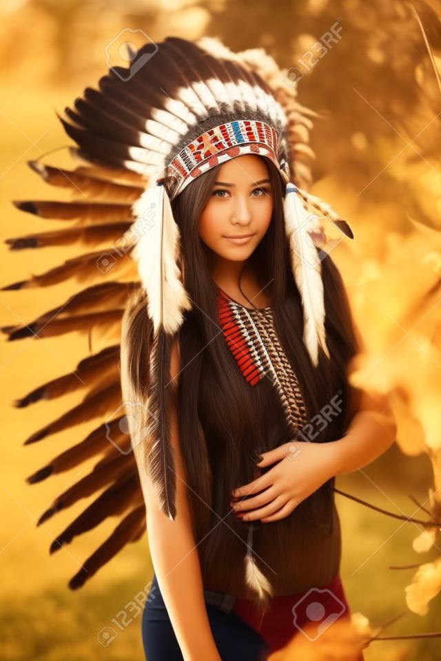 hermosa chica en un traje de los indígenas de América. En día soleado