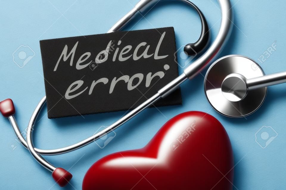 Conceito de erro médico: estetoscópio e objeto em forma de coração, close-up