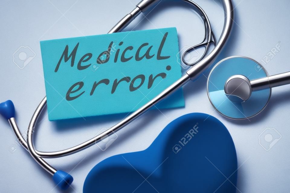 Concetto di errore medico: stetoscopio e oggetto a forma di cuore, primo piano