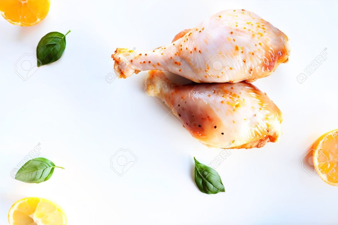 Coscia di pollo in marinata su fondo chiaro