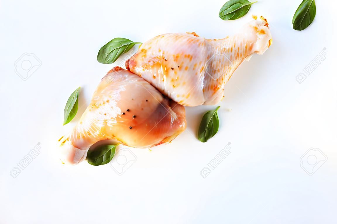 Coscia di pollo in marinata su fondo chiaro