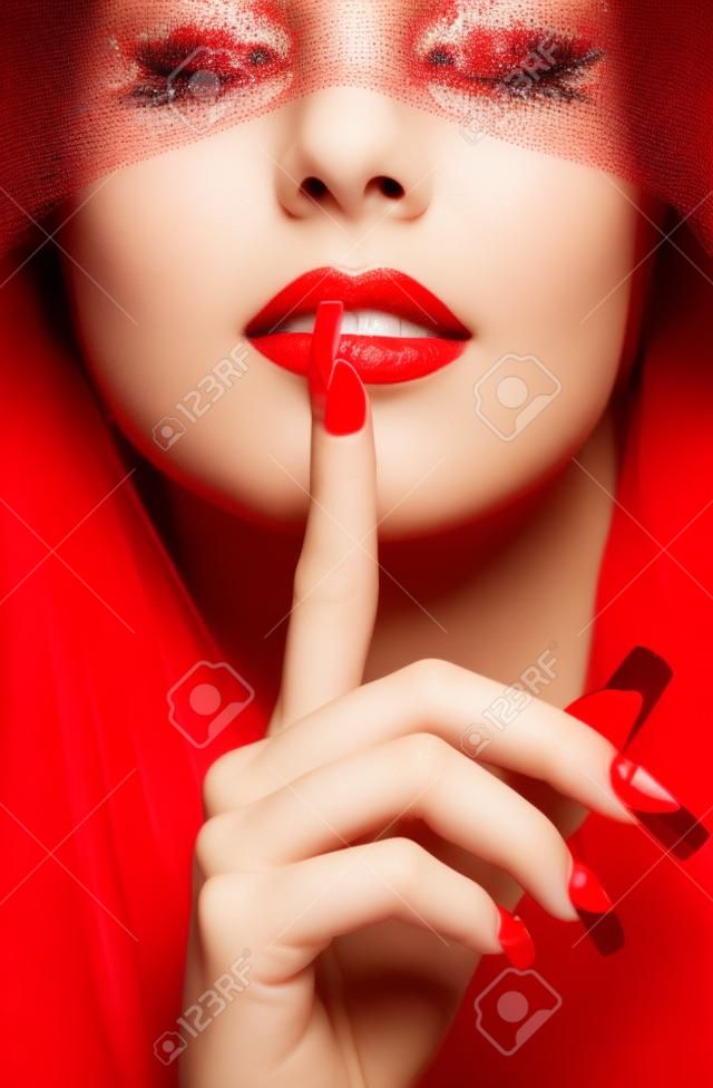 Frau Teil des Gesichts mit den Augen durch rote Band und mit roten Acryl-Nägel Maniküre französisch geschlossen