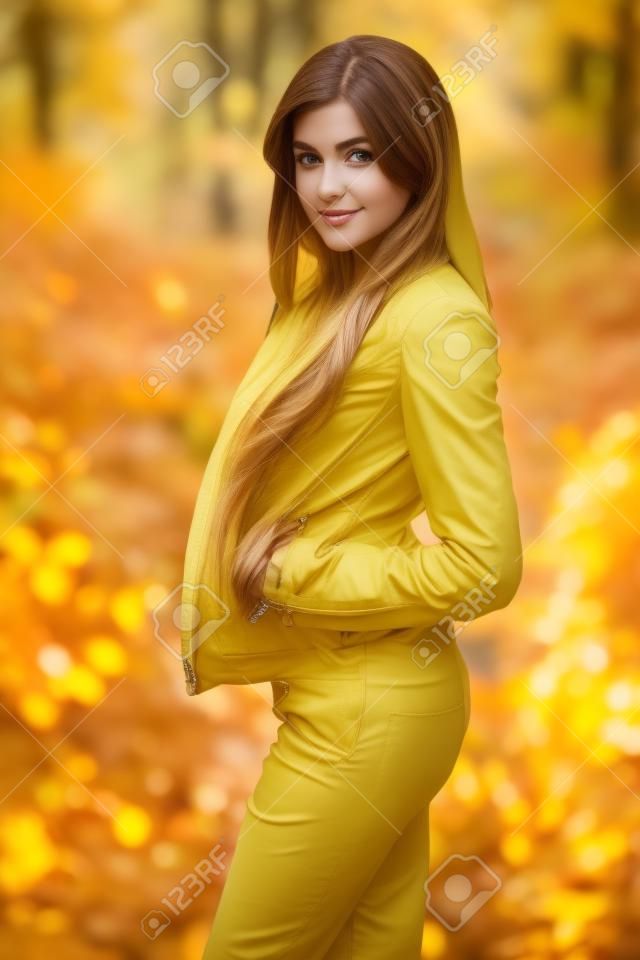 портрет красивой девушки на желтых листьях. Открытый