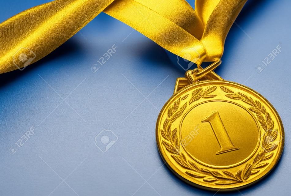 Medalla de oro en el primer plano de la cinta azul amarillo
