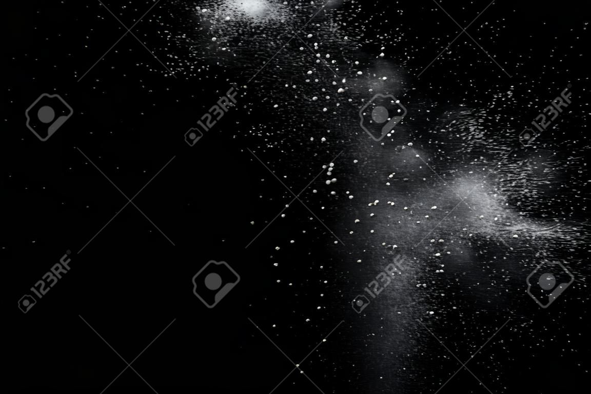 astratto esplosione della polvere bianca su sfondo nero