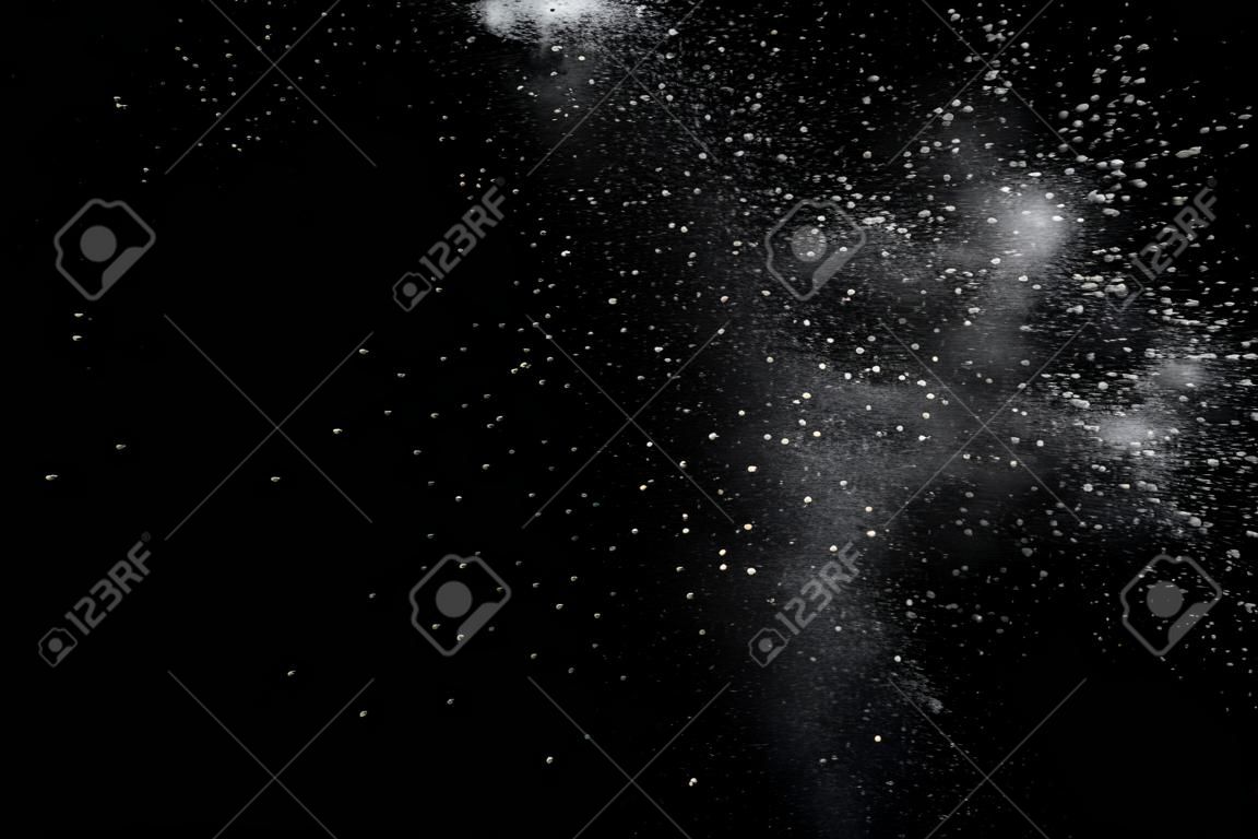 astratto esplosione della polvere bianca su sfondo nero