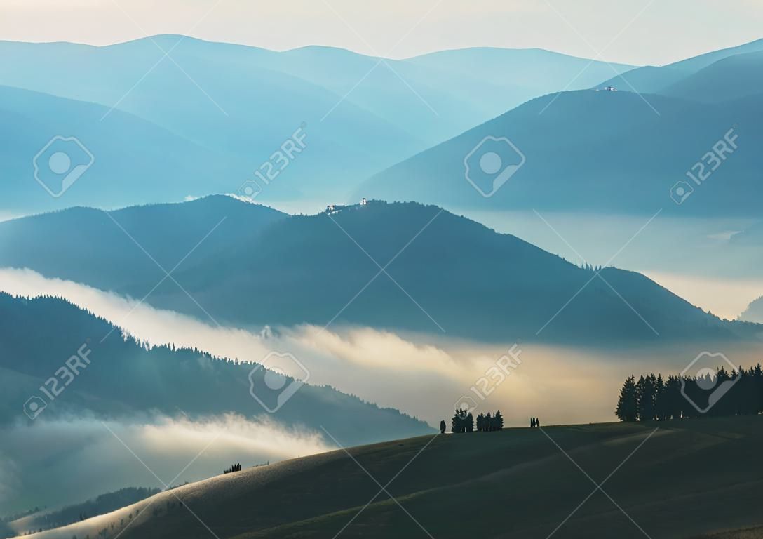 山的轮廓。秋天的早晨，在喀尔巴阡山脉。有雾的黎明