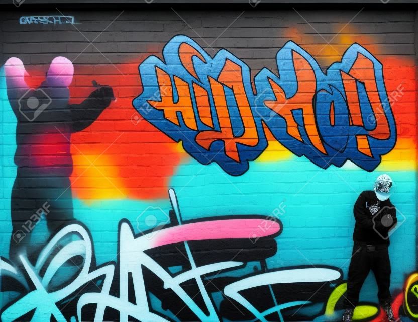 graffiti muur en hiphop persoon