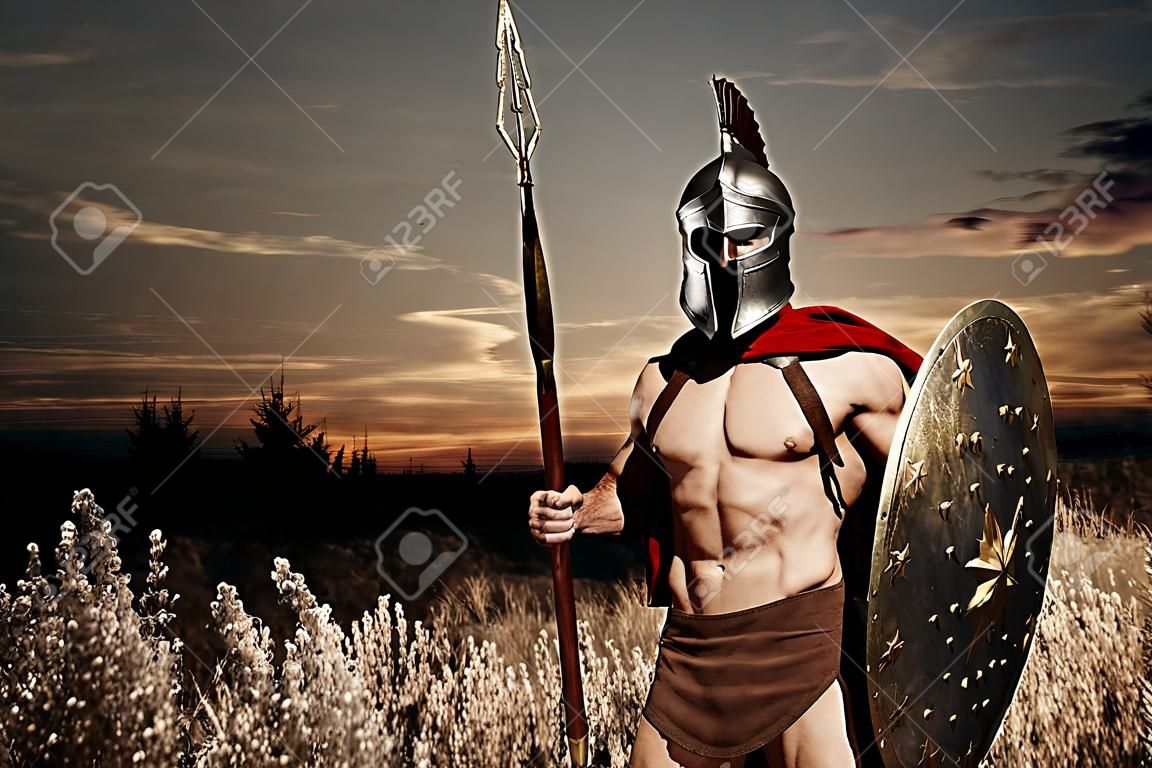 Soldat wie spartanisch im Sturzhelm, der gerundeten Schild hält.