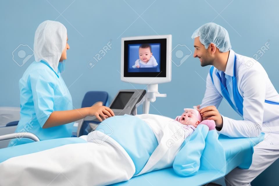 Doktorska pokazuje pierwszy dziecka fotografia i przesiewania żołądek kobieta.