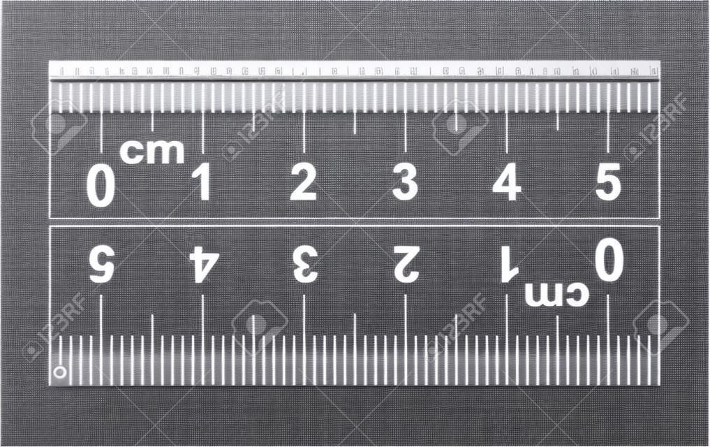 Régua 5 centímetros. Régua 50 mm. A direção da marcação na régua da esquerda para a direita e da direita para a esquerda. Valor da divisão 0,5 mm. Dispositivo de medição de comprimento preciso. Grade de calibração.