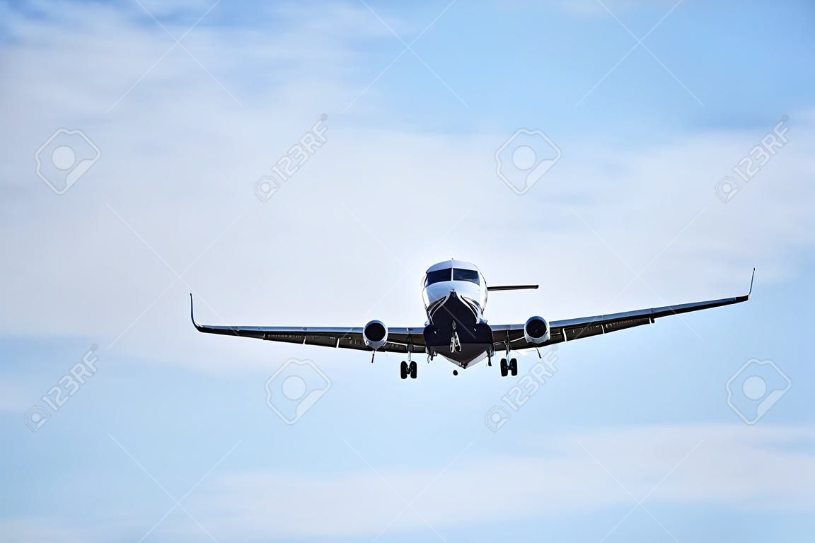 Aanlanding van het kleine passagiersvliegtuig overdag