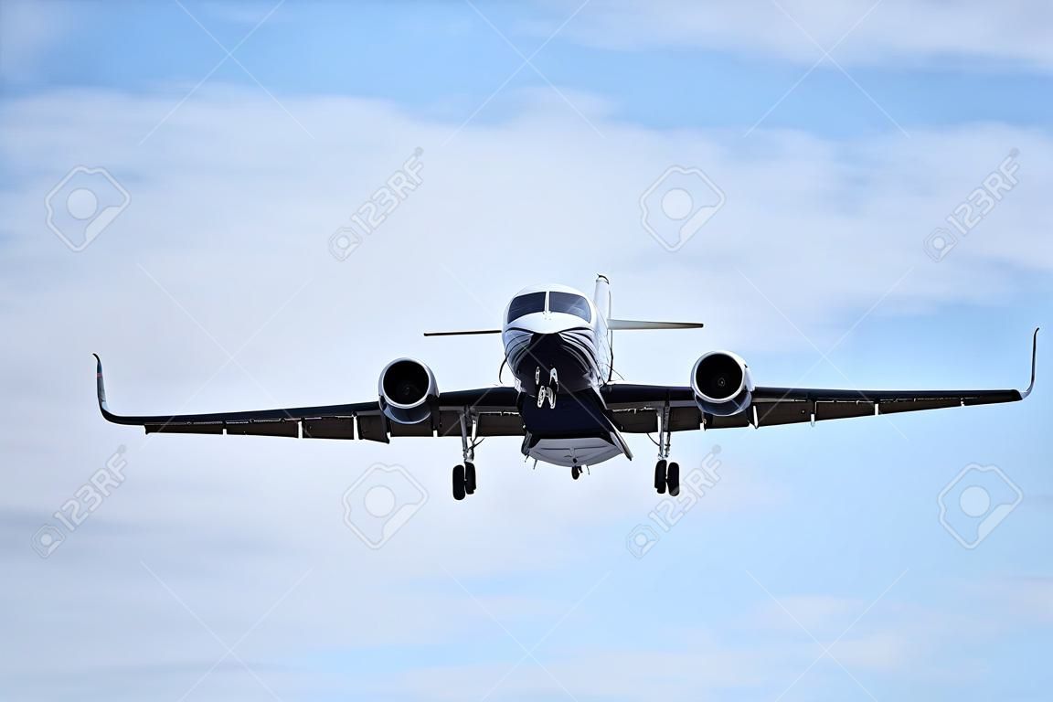 Atterraggio del piccolo aereo passeggeri durante il giorno