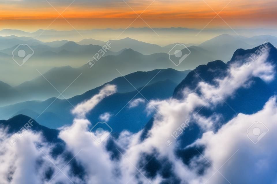 Morgendlicher Blick auf die Berggipfel des Huangshan-Nationalparks. China.