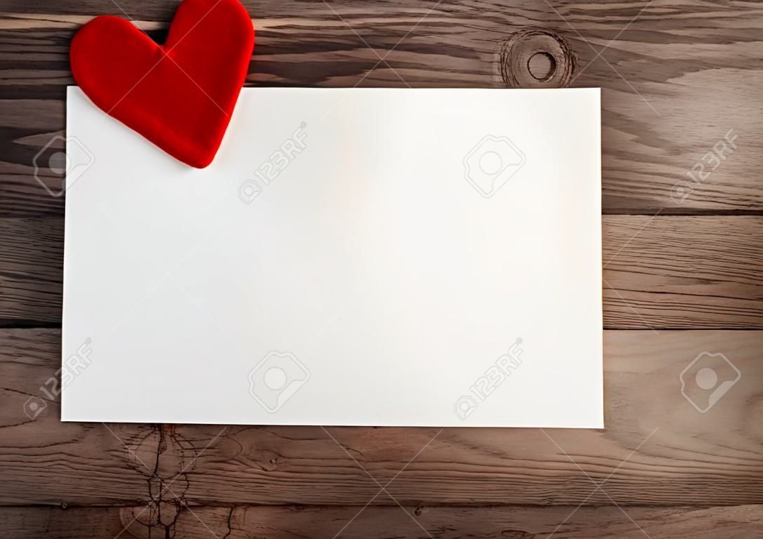 wenskaart met een rood hart en ruimte voor tekst op een houten achtergrond