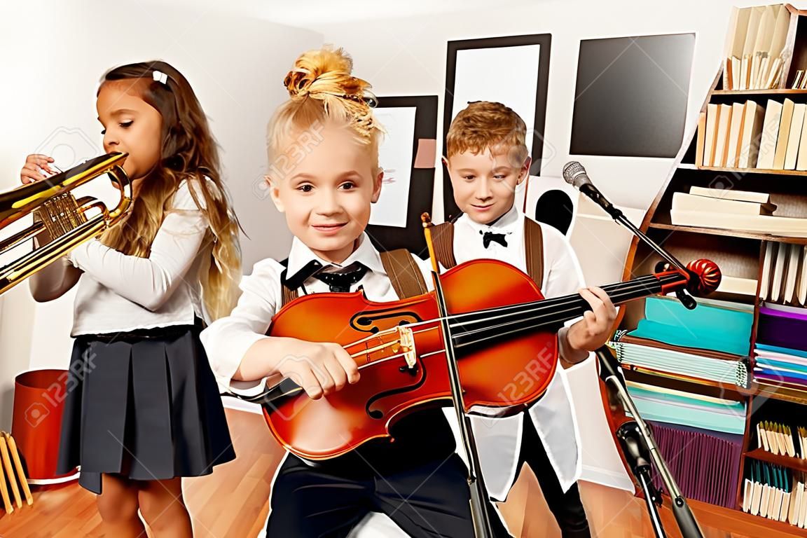 Występ dzieci, które grają na instrumentach muzycznych