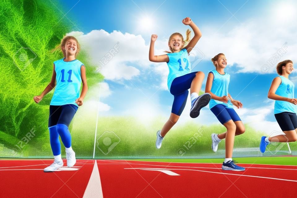 Cuatro felices atletas adolescentes corriendo en el estadio, vista inferior